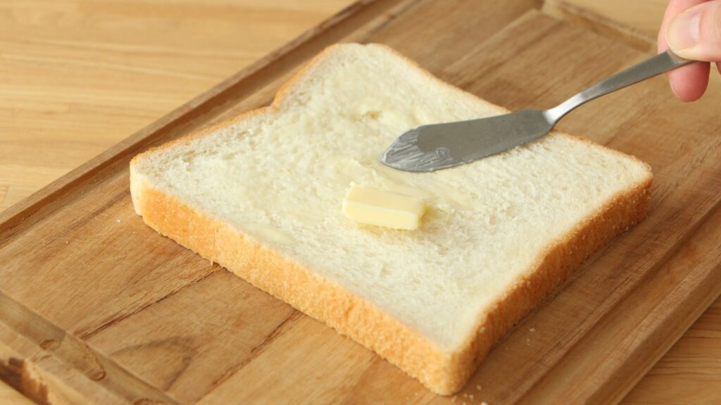 まずは食パンにバターを塗ろう