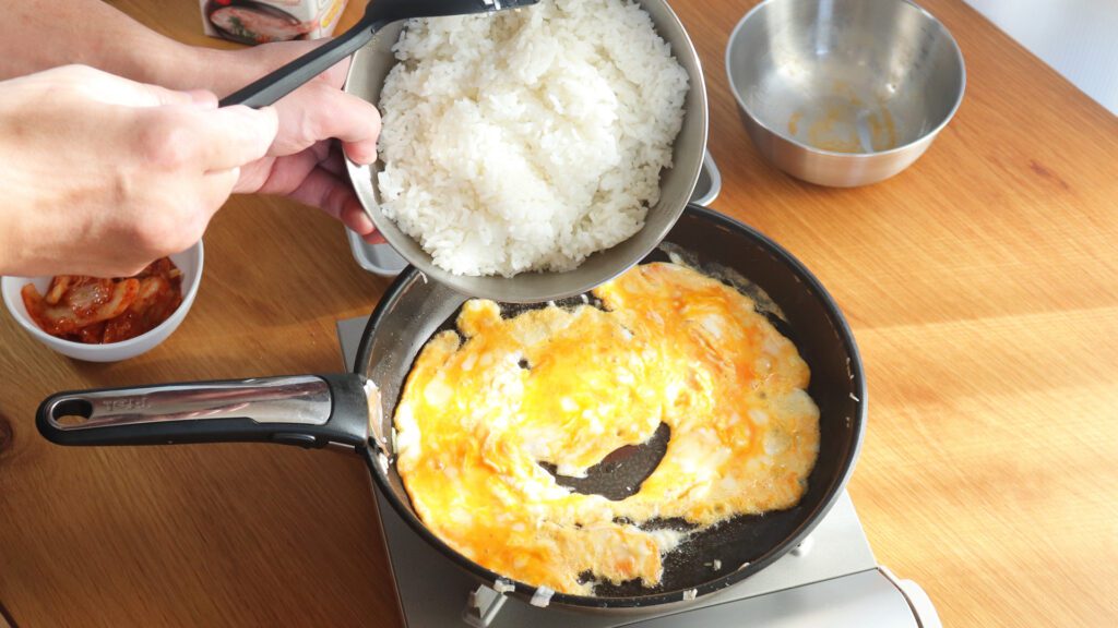 半熟卵の上にご飯をのせ、炒めるとパラパラに！