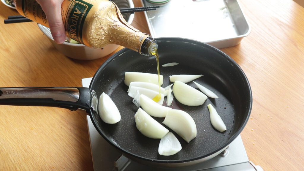 玉ねぎをオリーブオイルで炒めよう