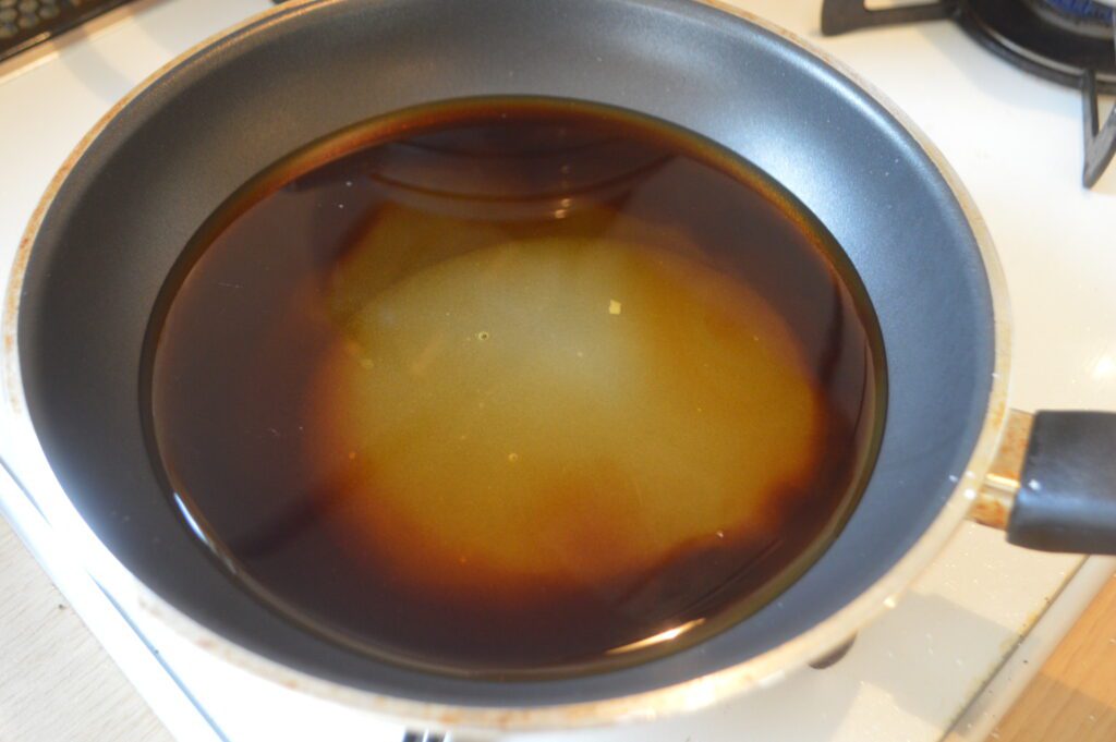 鍋に調味料Aを入れ沸かす