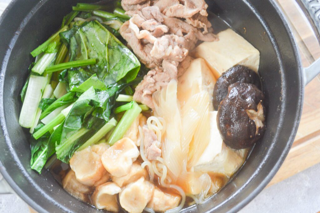 ゆっくり煮た豚こま肉と青菜がすき焼き風の鍋によく合う