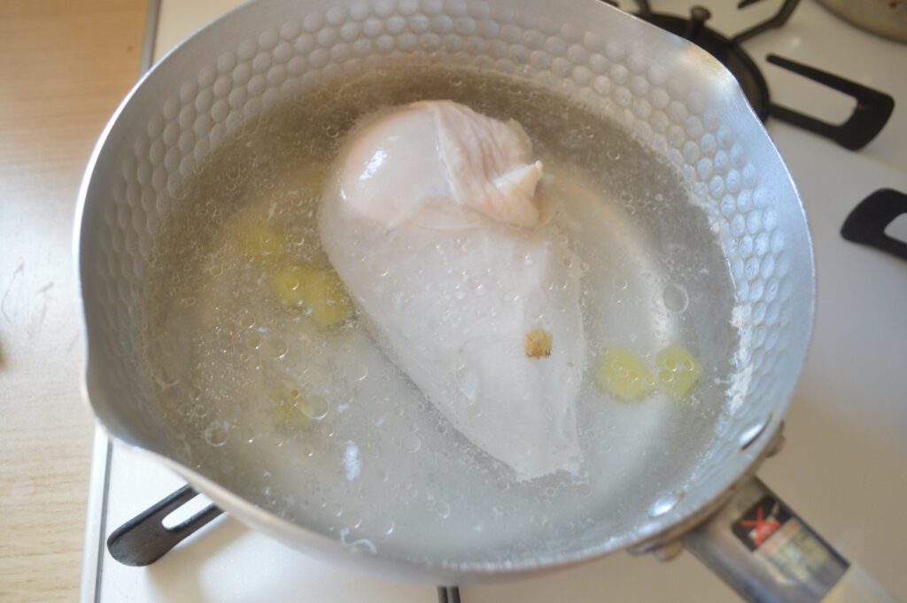 ゆで汁につけて冷ますことで、しっとりとしたゆで鶏の完成