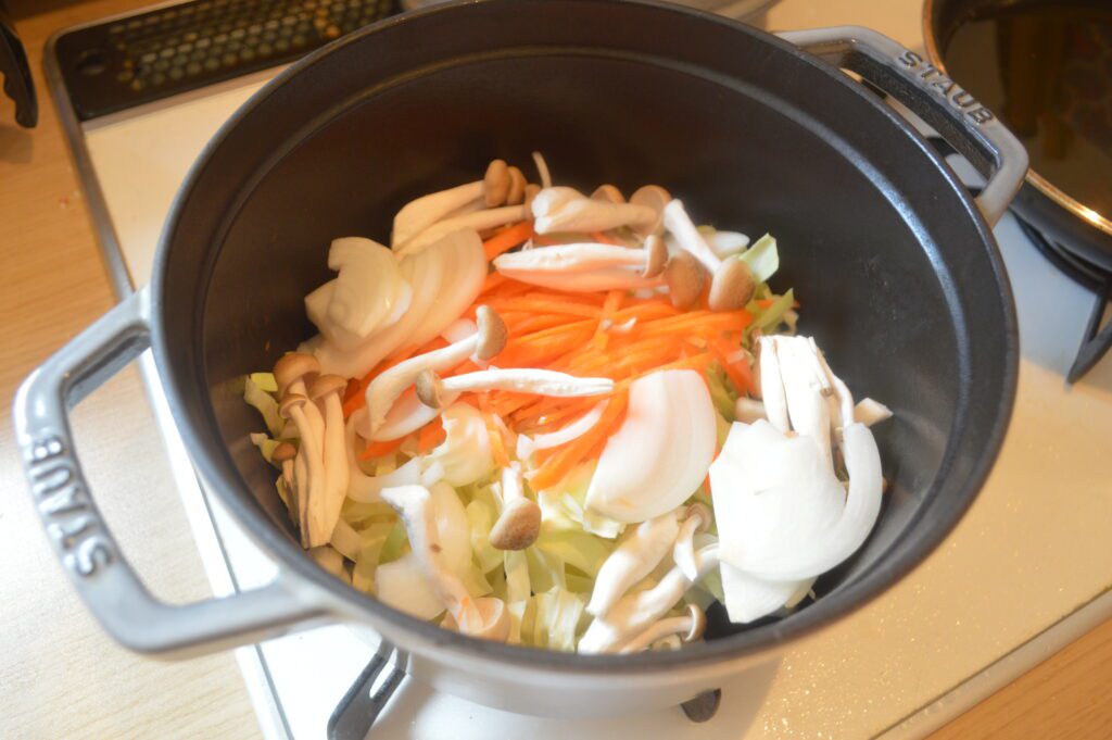 鍋にオリーブオイルを熱し、野菜を炒める