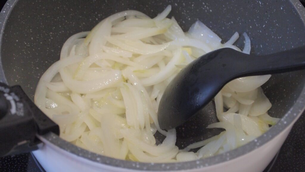 鍋で玉ねぎを炒める