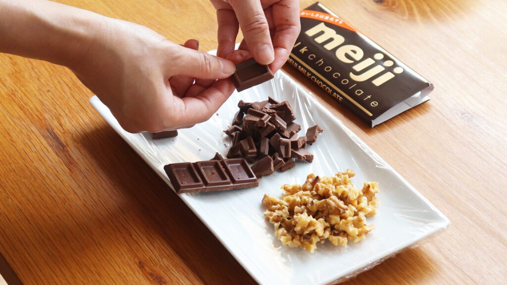胡桃とチョコレートを手で砕こう