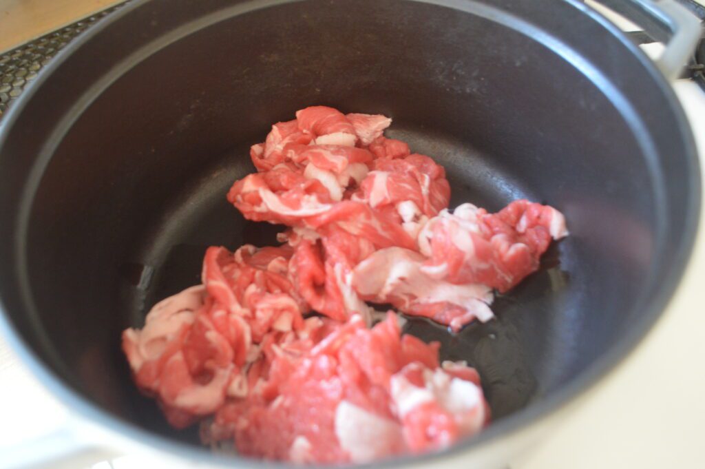 鍋にオリーブオイルを熱し、牛肉を炒める