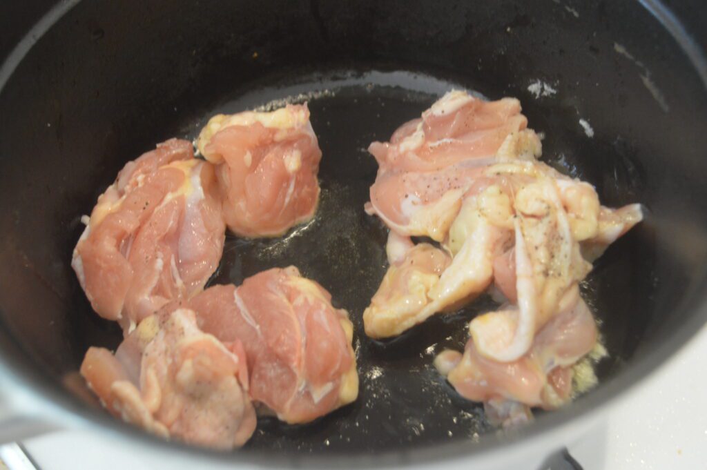 鍋にオリーブオイルを熱し、鶏肉を焼く
