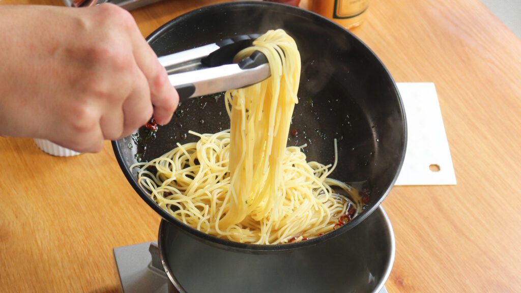スパゲティをソースに移し、和えて味をととのえよう