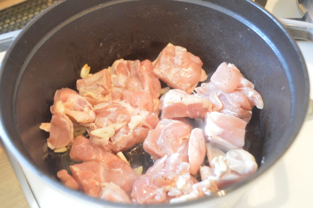 鍋を熱し、鶏肉を焼く