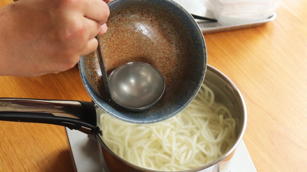 茹で汁で器を温めて、保温性を上げるひと手間！