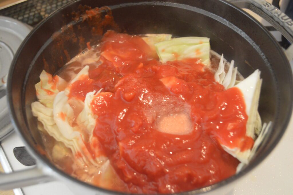 カットトマト缶、塩、コンソメを入れ煮る