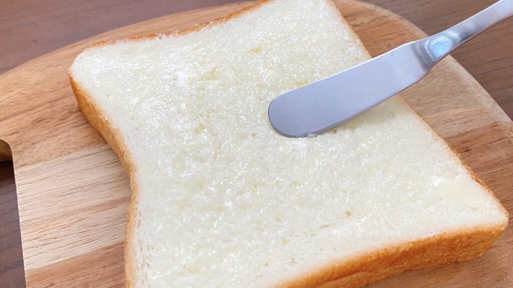食パンに有塩バターを塗る