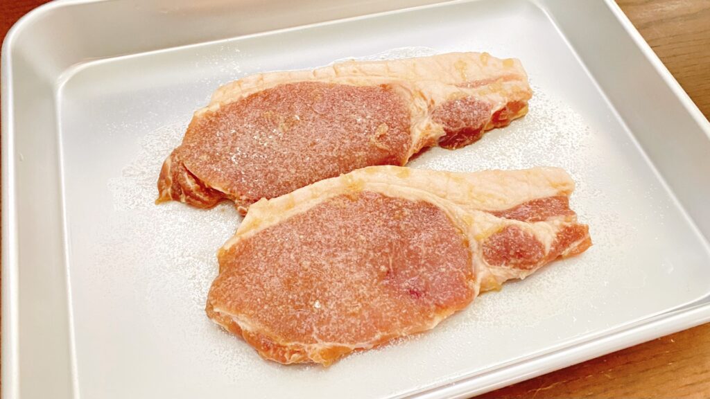 豚ロース肉に薄力粉をまぶす