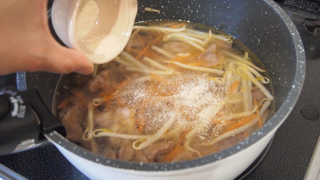スープを入れ沸騰させる