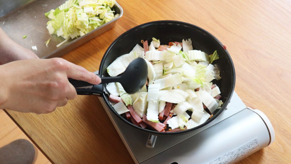 白菜を2度に分けて炒めると良い塩梅に！