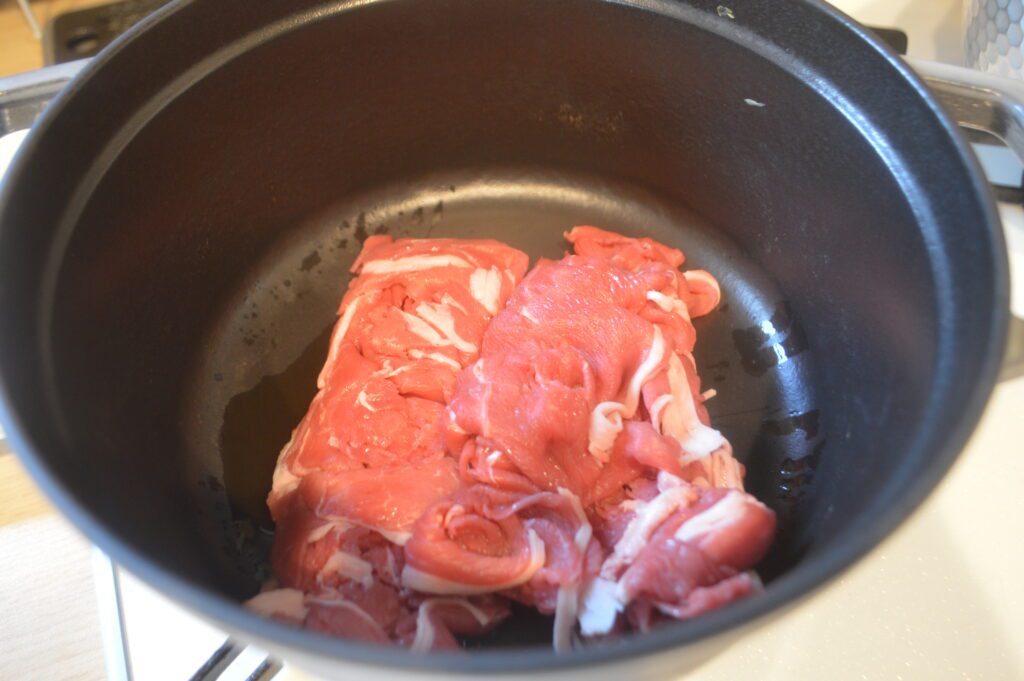 鍋にごま油を熱し、牛こま肉を炒める