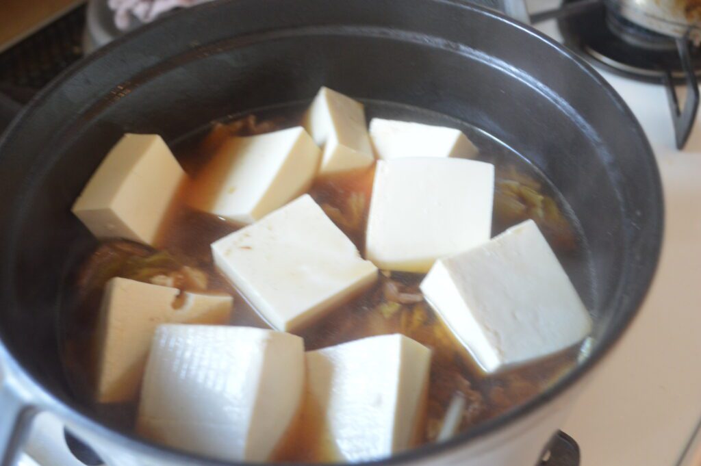 豆腐を入れて5分ほど弱火で煮る