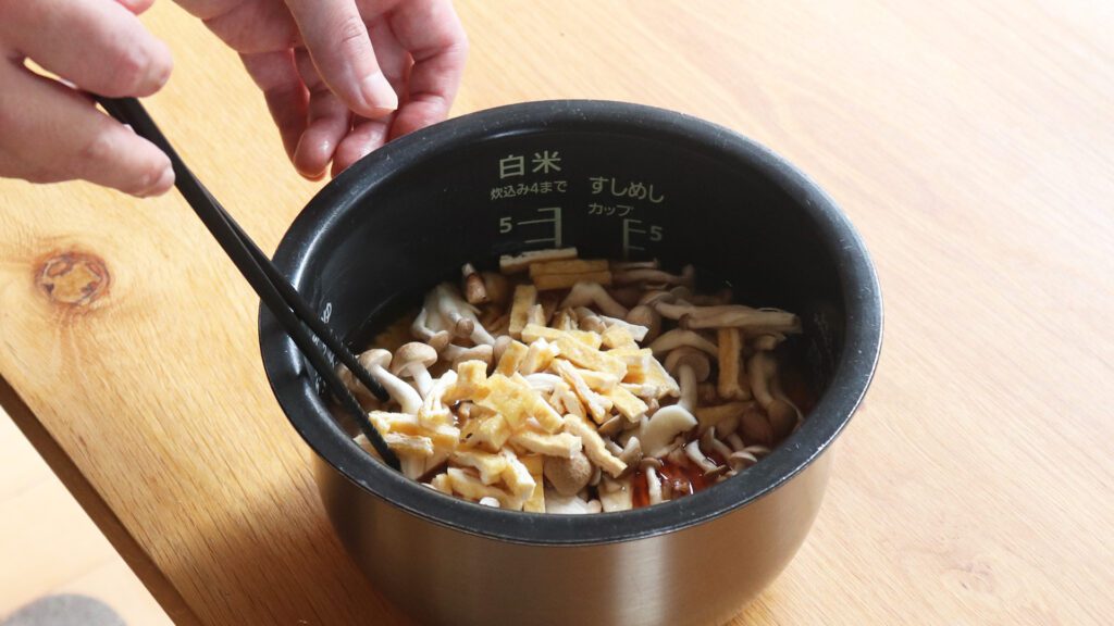 菜箸でサッと混ぜ、具材はお米の上にある状態に！