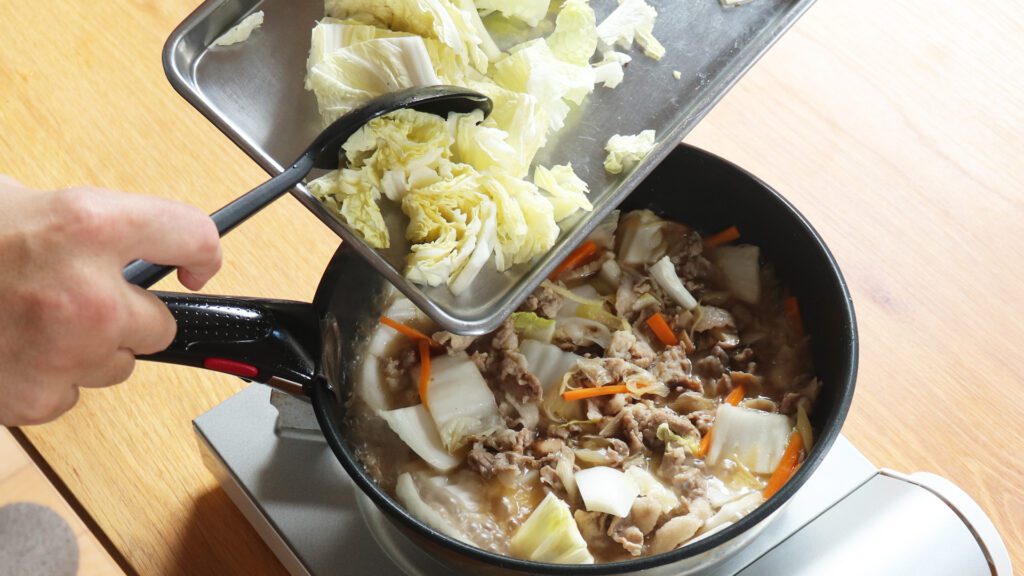 効率よく煮るには白菜は芯の部分と葉の部分と2回分け！