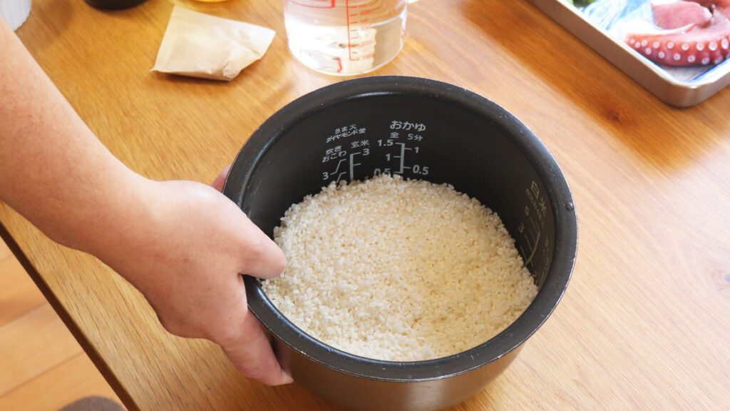 洗米したお米に調味料を加えよう