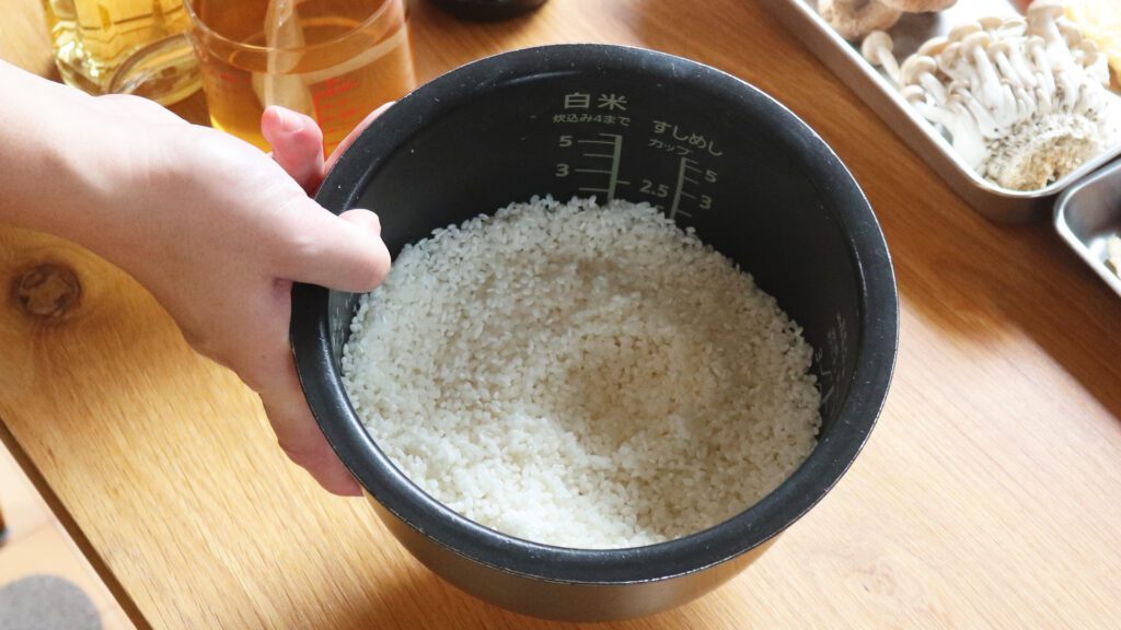 洗米したお米に調味料を加えよう
