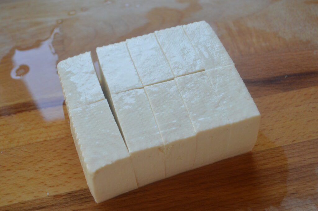 木綿豆腐は8等分に切る