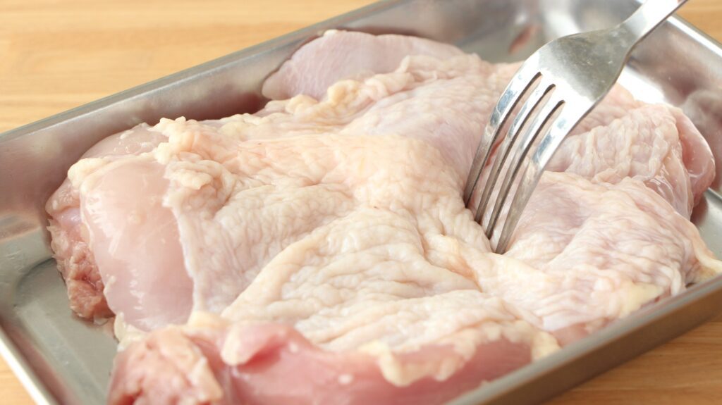 鶏もも肉はフォークで刺して塩こしょうで下味をつける