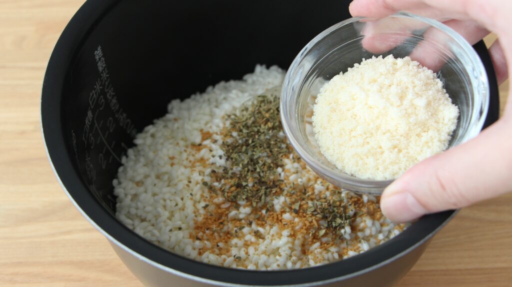 炊飯器に米と調味料Aを入れて混ぜる