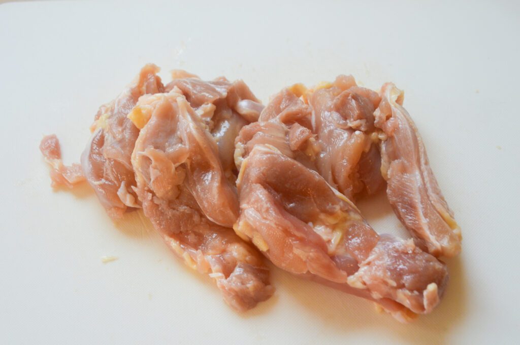 鶏もも肉は軟骨や血を取り除き、一口大に切る