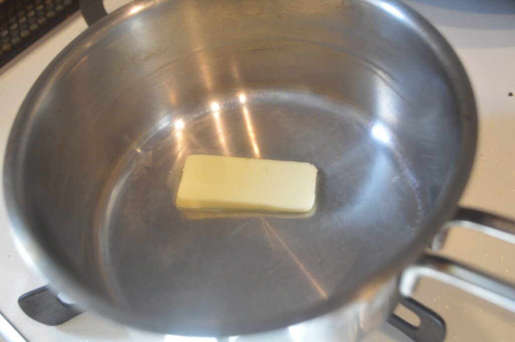 鍋にバターを熱し、具材を炒める