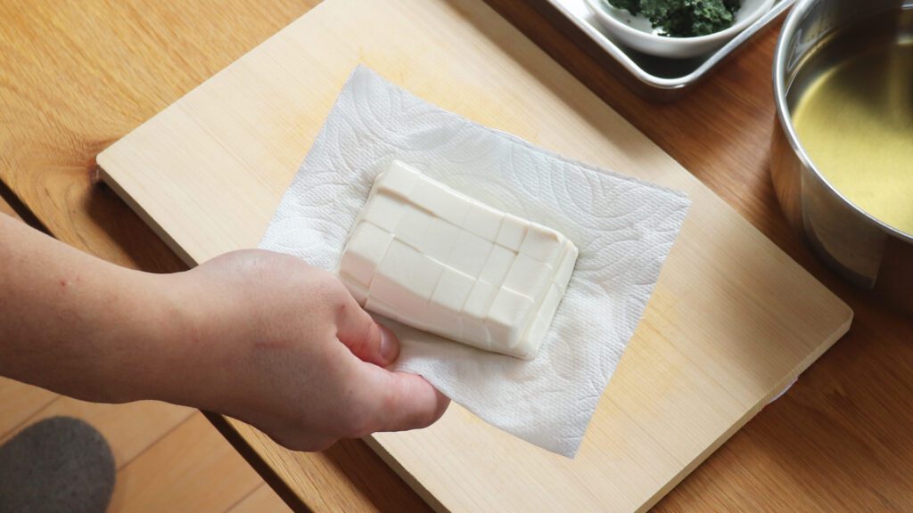 豆腐は先にカットして余分な水気をとる！