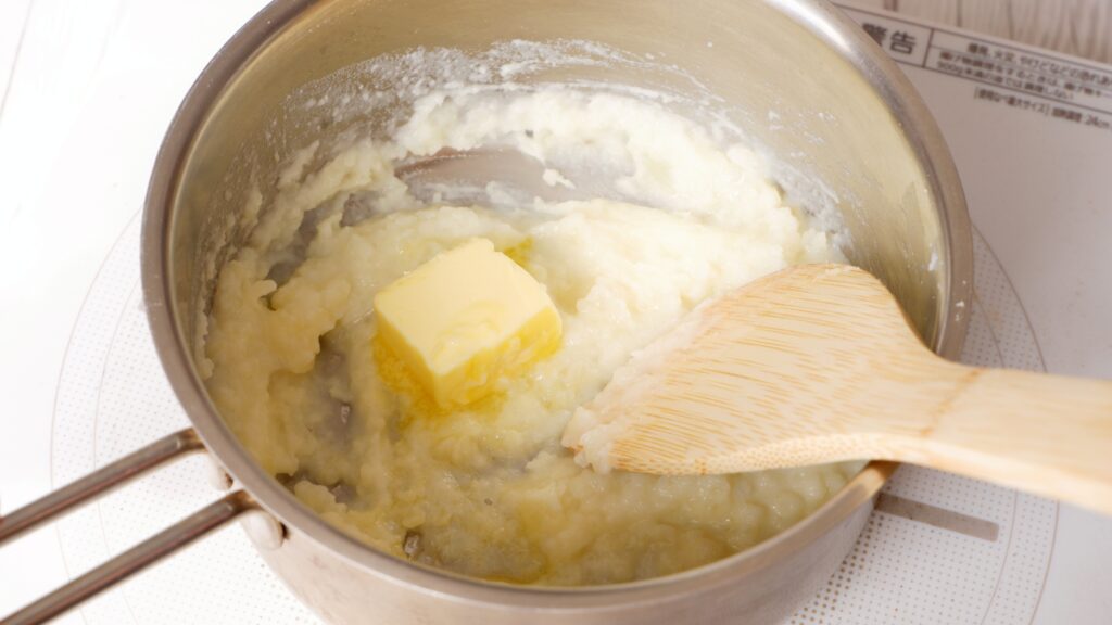 無塩バターを入れて溶かす