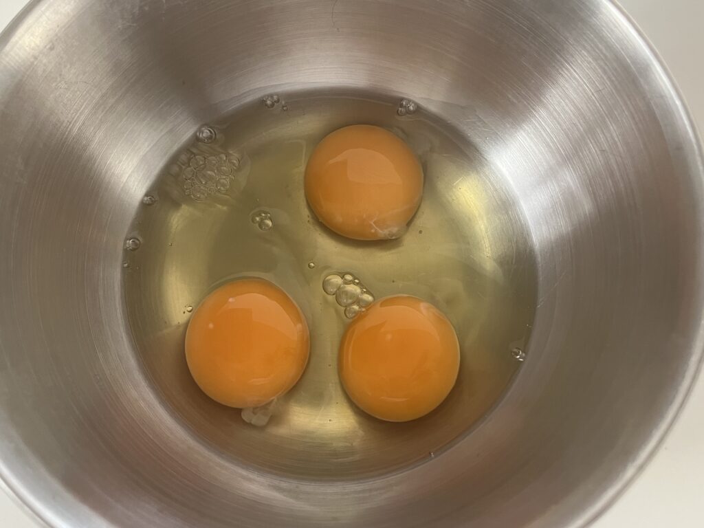 卵を割りほぐす