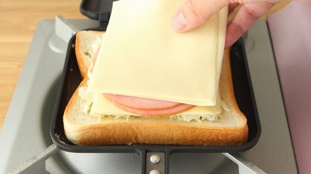 チーズとハムをのせて食パンを重ねて挟む