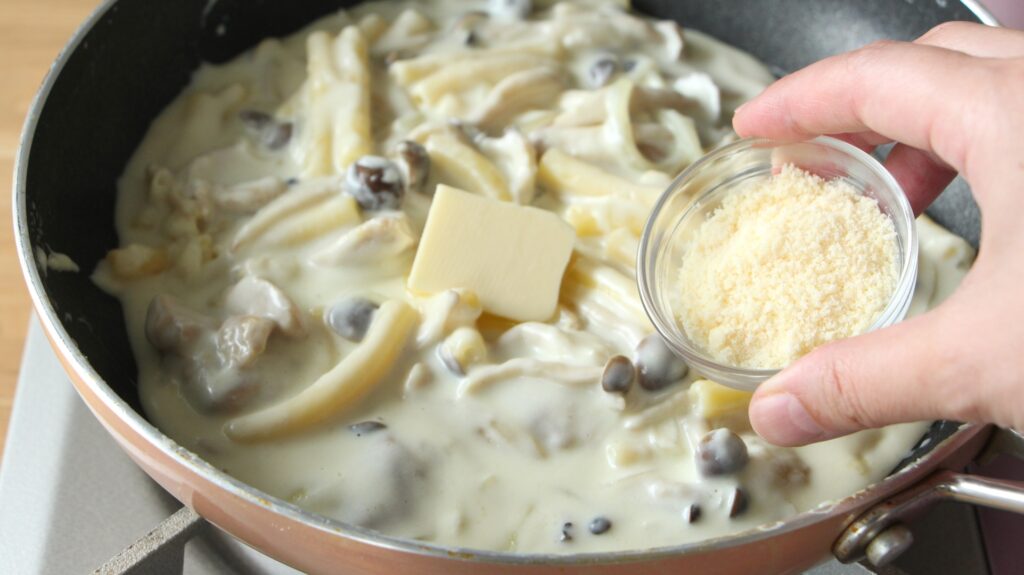 火を止めてバター、粉チーズ、ナツメグ、塩こしょうを混ぜる