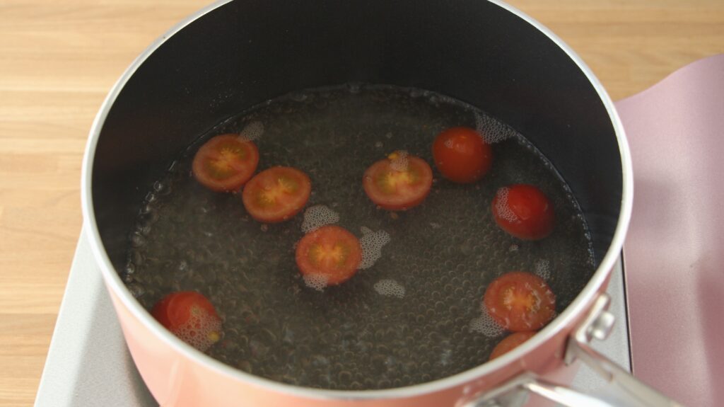 鍋に水、ミニトマト、調味料を入れて煮る