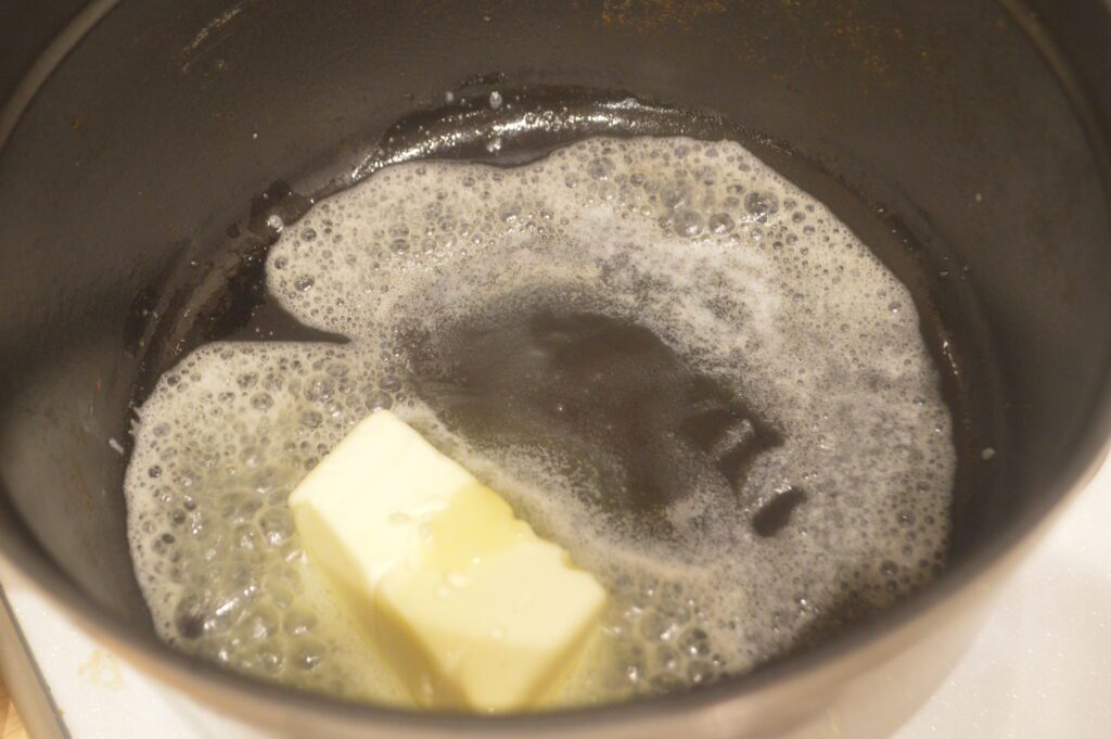 鍋にバターを熱し、溶かす